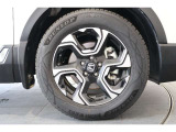 純正のアルミホイールが足元を飾ります!タイヤサイズは235/60R18 になります。
