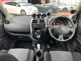 運転席写真です。革巻ステアリング