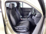 フロント広々、セパレートシートの運転席は、ハイトアジャスターが付いているので、快適にドライブができます。ハンドルはテレスコピック機能で、ハンドル位置を上・下・手前・奥に調節できます。