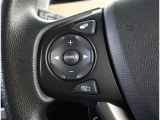 ステアリングスイッチ付き。前方から目を離すことなく操作することが可能です。