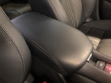 【アームレスト】運転時の疲労軽減にもなるアームレストがついています!