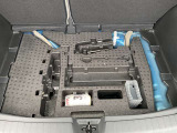 ラゲッジスペース下には車載工具を収納。
