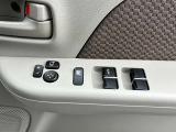 パワーウィンドウのスイッチです☆隣には電動格納ミラーの開閉スイッチがあり、ミラーの角度調整スイッチもあります☆簡単操作で扱いやすい☆