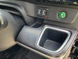 運転席にもドリンクホルダーあります♪