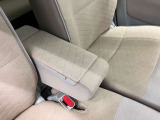 【アームレスト】運転席には、長距離ドライブに優しいアームレストが装備しています。