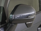 ◆ドアミラーウインカー◆ドアミラーにウインカーを装備しています。対向車に自身の進行方向を合図し安全に運転できます。