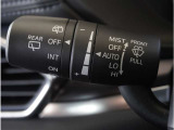【オートワイパー機能】レバーをAUTOの位置にしているとき、レインセンサーが雨を感知すると、雨量に応じて、ワイパーが自動で作動します。
