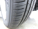 「155/65R14」サイズのタイヤが装着されています。
