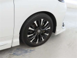 装着タイヤサイズは、225/55R19です。純正アルミホイールを装着しております。