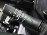 ◆ワイパー・ウォッシャースイッチ◆ワイパーは雨量に応じて切り替え可能なスイッチがついており、ウォッシャースイッチは手前に引くと噴射してフロントガラスを綺麗にしてくれます。