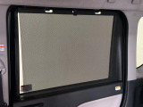 【リアドアサンシェード】強い日差しのまぶしさを軽減。使わない時はトリム内に格納できます♪
