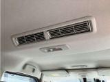 後席に風を送るリアシーリングファン付きです♪室内の空気を循環してくれるので後部座席に乗る方も快適に過ごせるのが嬉しい機能ですよね☆