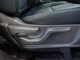 運転席はシートハイトアジャスター付で高さ調整が出来るので、色々な方のドライビングポジションに合います!