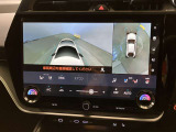 視認性の良い広角カメラでフロントと上方から車両周辺をご確認いただけますので、狭い道やすれ違い、路肩寄せなどに役立ちます。