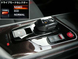 赤いアクセントとNISMOロゴ入りのカーボン調コンソールが特別感を演出。手のひらにフィットする先進的な電制シフトで、直感的な操作が可能です。ドライブモードの切り替えで走りの質感を一段と引き立てます。