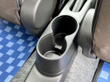 [ドリンクホルダー]お気に入りのドリンクを片手に、快適なドライブを♪500mlペットボトルも置けます!