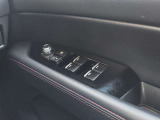 運転席以外のウィンドウ操作を制限できるパワーウィンドウロック機能を搭載!お子様や同乗者の誤操作を防ぎ、走行中の不意の開閉や危険を未然に防止します。同乗者がいるドライブでも安心感をもたらす安全機能です。