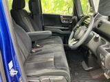 広々とした室内空間が快適なドライブを約束。運転席からの視界も良好で、運転に集中できます。上質な素材が使用され、心地よい空間です。