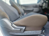 【運転席シート】へたりがちな運転席も大きなへたりがなく、綺麗な状態です。