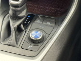 【電動パーキングブレーキ】条件を満たした場合に従来のパーキングボタンやレバーを引かなくてもパーキングに自動的に入り、発進状態の条件を満たした場合には自動でパーキングブレーキが解除されます
