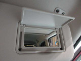 運転席側と助手席側にバニティミラーついていますちょっとした身だしなみが確認できます。