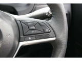 各種のコントロールスイッチが内蔵され、運転に集中できるステアリング。革巻き素材と造形が手にしっくり馴染みます。