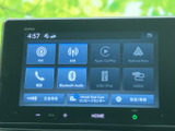 多彩な機能が搭載されたナビ・オーディオで、快適なドライブをサポート。Apple CarPlayやAndroid Autoにも対応し、スマートフォンとの連携もスムーズです。