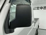 【ドアミラー】主な役割は、運転席からは見えない車の側面や斜め後方の状況を確認し、安全な運転をサポートすることです。車線変更・後続車両の確認・そして死角の低減に貢献します。