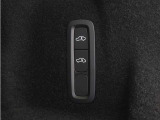 オートレベライザーは走行中に車両のサスペンションと衝撃吸収特性を自動的に制御して、快適性と機能性を最適な状態に保ちます。荷積みや乗り降りをしやすくするために、手動で車高を調節することもできます。