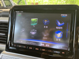画面にはテレビやディスク、電話番号などの項目が並び、用途に合わせて選びやすい構成です。下部にも操作項目がまとまっており、移動中の情報確認や音楽利用に便利です。