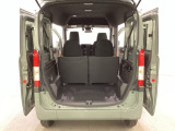開口部も広く荷物の積み下ろしもしやすいお車となっております。4人乗りでも充分な荷室のスペースがあります。シートの背もたれは5:5の割合で分割して可倒できるので、長いお荷物などを載せることもできます。