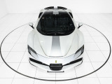 外装色には、特注オプションの3/4レイヤーペイントである美しいパールホワイト「Bianco Italia」を採用しています。