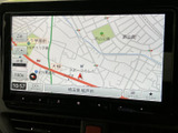 鮮明な地図表示で、目的地までのルートを分かりやすく確認できます。スムーズなナビゲーションで、安心して目的地へとお連れします。