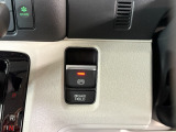 電子制御パーキングブレーキは信号待ちでも便利。いつもより運転がラクになるはずです。
