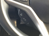 ステアリングにハンズフリー通話スイッチを装備。運転中でも手を離さずに通話操作ができるため、家族との連絡や急な電話にも安心して対応できます。