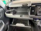 助手席周りには便利な収納スペースを多数装備!小物や車検証などを整理して収納でき、車内をスッキリ保てます♪