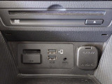 CD/DVD再生プレーヤーとフルセグTVチューナーを装備しています。また、USB端子も備えています。