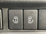 【両側パワースライドドア】スマートキーや運転席のスイッチで後席両側スライドドアの開閉が可能♪電動だから力を入れてドアを開ける必要が無く、小さなお子様でも簡単に開け閉めでき快適です♪