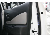 ドアが開いたことを後続車に知らせるブルーLED