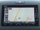 鮮明な地図表示で、スムーズなナビゲーションを実現。最新の交通情報を確認しながら、安全快適なドライブをお楽しみください。