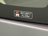 不正にドアを開けると室内ブザーが鳴り、外部にクラクションで異常をお知らせするセキュリティアラーム