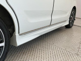 お客様に気持ち良く乗っていただけるよう、工具を使わず取り外せる部品は全て取り外し清掃しております。シート可動の場合は、シートを動かし裏側まで清掃を行っております。