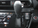 CVT(無断変速機)採用で滑らかな加速が出来ます! インパネシフトなので足元も広々です☆