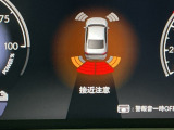 周囲の障害物に近づくと、ブザーでお知らせして衝突回避をサポートします。駐車時や狭い道での走行の際に便利です。