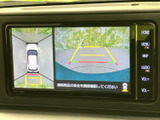 後方の状況を鮮明に映し出し、安全な後退をサポート。駐車場での出し入れや、狭い道での運転を安心に変えます。