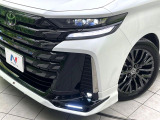 【三眼LEDヘッドライト】スタイリッシュな見た目の三眼LEDヘッドライトを装備♪スタイルだけでなく、夜間の走行も視界良好で安心してお乗りいただけます。