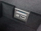 AppleCarPlayなどにも対応しているため、移動中のナビやオーディオ接続も気軽に対応しております!