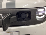 急速充電は車内のボタンを操作して開け、あとは充電コネクターを差すだけで充電開始します。簡単な充電操作と、フタの開け方を変えることで差し間違いを防げる安心感。