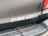 荷台後方には積載量を示す表示があり、荷物を載せる際の目安として確認できます。後端のステップが荷台へのアクセスを助け、仕事やレジャーなど幅広い用途に活用できます。