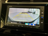 リバースギアに入れるだけで後方の表示へ切り替わります。夜間や雨の日の駐車も楽になりますよ。